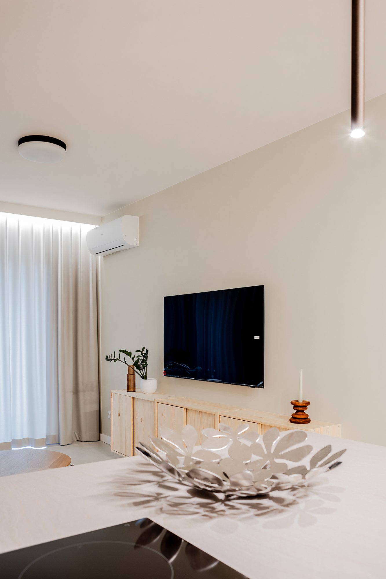 Kontrasty sprawiają, że wnętrze jest bardziej intrygujące i ciekawe.